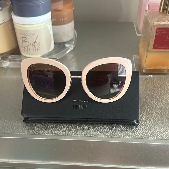 Fendi Pink Cat-Eye Sunglasses with Modern Elegance - Picture 1 of 6